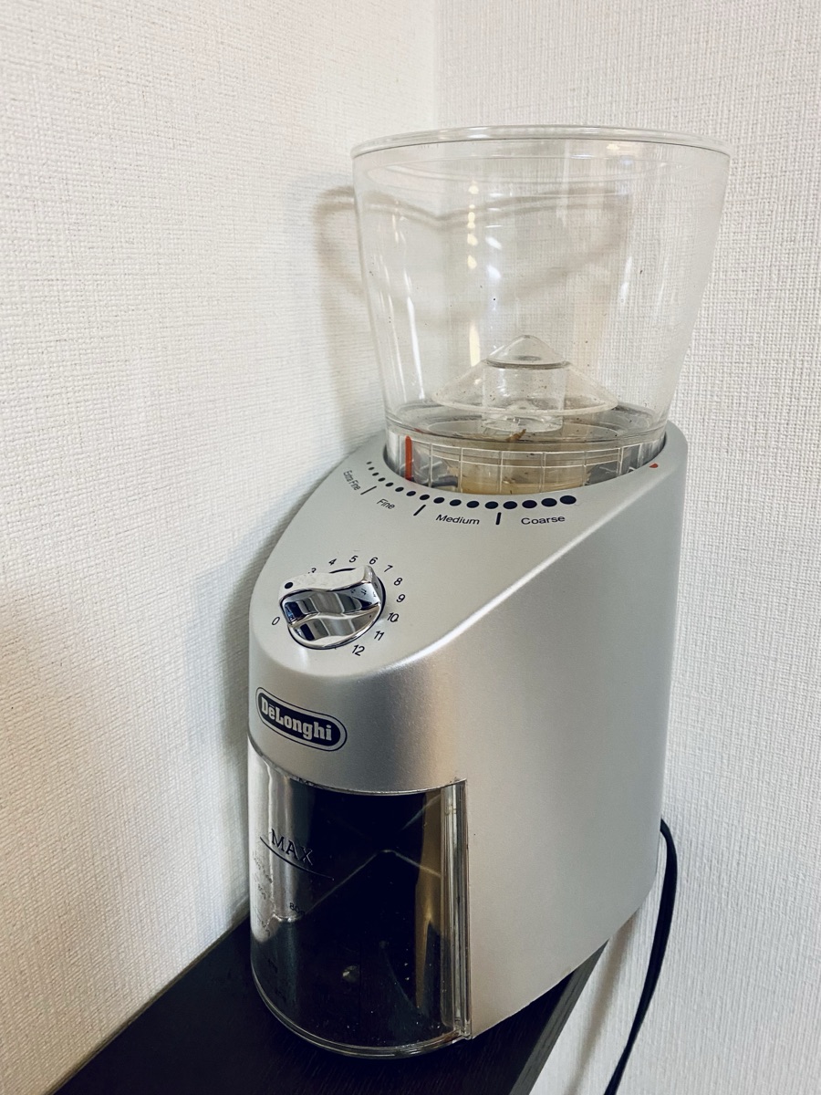 デロンギKG366Jの実機。挽き目レバーと粉受け